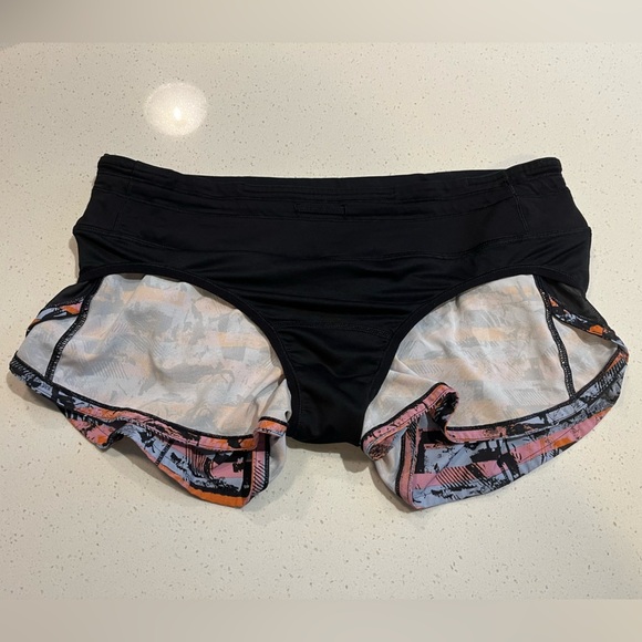 Lululemon Speed Up Short 2.5" in Inversion Multi / Black Size 8 - Picture 9 of 9